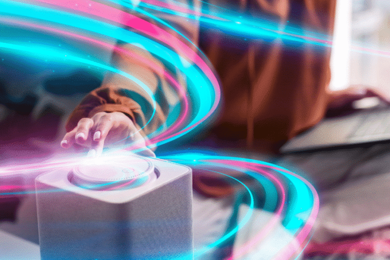 Mano humana activando un dispositivo con efectos visuales futuristas, representando la interacción con el modelo de inteligencia artificial Meta Llama 3.1.