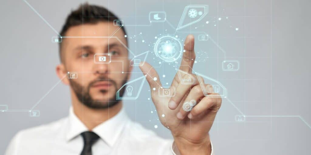 Experto en IA interactuando con una interfaz digital avanzada que representa conexiones de inteligencia artificial.